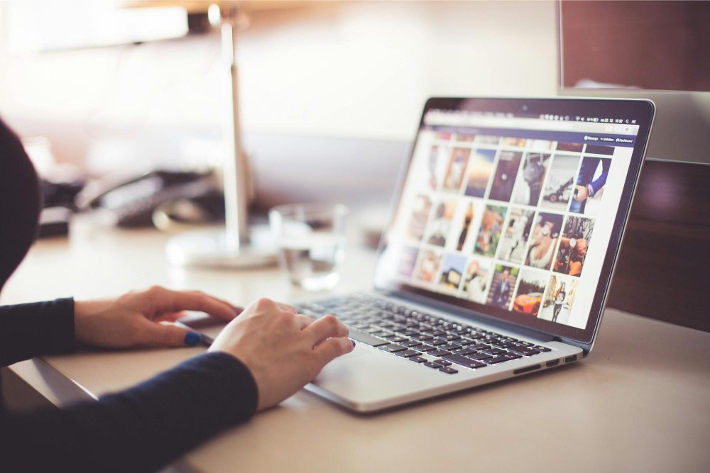 faceless marketing jak działa, faceless marketing jak wygląda, o co chodzi z faceless, 
jak zarabiać na intagramie bez pokazywana twarzy, faceless po polsku, faceless 
instagram,